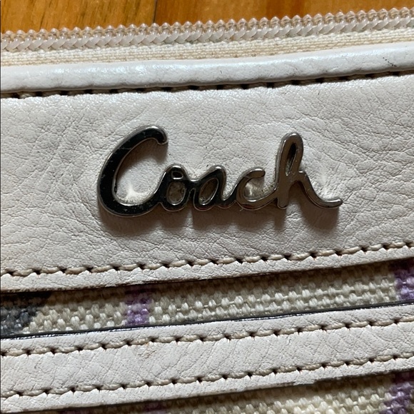 Gorgeous Coach Carry all wallet - Picture 2 of 9